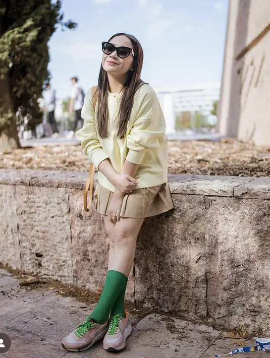 Melengkapi penampilan, Nagita mengenakan kacamata hitam dari Louis Vuitton seharga Rp7,9 jutaan. Ia pun mengenakan kaos kaki hijau panjang serharga Rp150 ribu diatas sneakers pinknya. [@raffinagita1717]