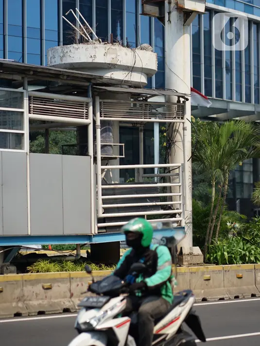 Tiang pancang bekas JPO Tosari menjulang di Jalan Jenderal Sudirman, Jakarta, Selasa (29/9/2020). JPO yang telah dibongkar dan berganti pelican crossing kondisinya dibiarkan terbengkalai, meskipun keberadaannya tidak berfungsi lagi serta mengganggu estetika kota. (Liputan6.com/Immanuel Antonius)