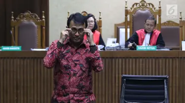 Mantan Gubernur Sumatera Utara, Gatot Pujo Nugroho saat jeda menjadi saksi pada sidang lanjutan kasus dugaan suap ketok palu DPRD Sumut periode 2009-2014 di Pengadilan Tipikor, Jakarta, Rabu (27/2). (Liputan6.com/Helmi Fithriansyah)
