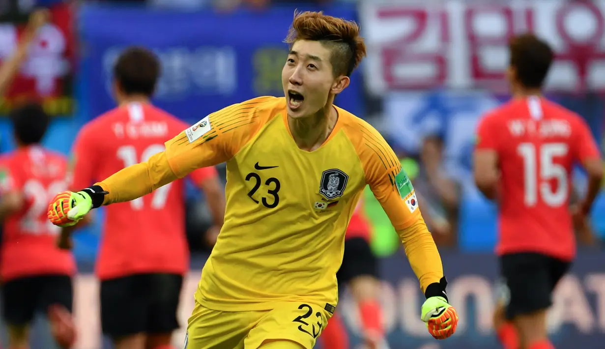 Kiper Korea Selatan, Cho Hyun-woo, merayakan kemenangan atas Jerman pada Piala Dunia 2018 di Kazan Arena, Rusia, (27/6/2018). Jerman takluk 0-2 dari Korea Selatan. (AFP/Saeed Khan)