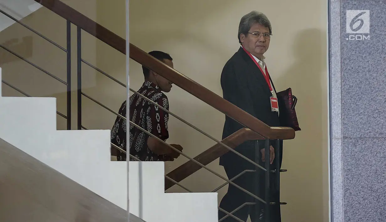 Pengacara Todung Mulya Lubis tiba di Gedung KPK untuk memenuhi pemeriksaan ulang, Jakarta, Jumat (22/12). Todung sempat dipanggil untuk diperiksa pada Kamis (14/12/2017) namun tidak hadir. (Liputan6.com/Faizal Fanani)