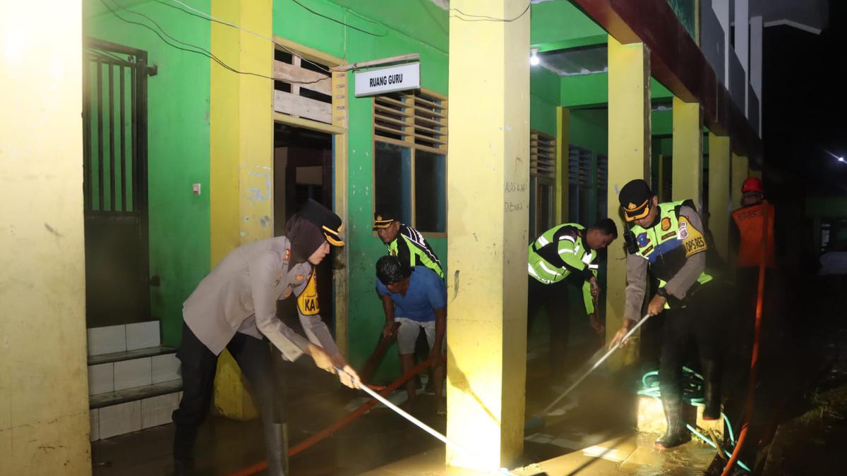 Sekolah dan Puluhan Rumah Terendam Banjir Sukabumi, Polisi Siapkan Tenda Darurat