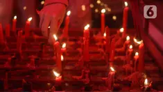 Warga keturunan Tionghoa menyalakan lilin saat bersembahyang di Wihara Amurva Bhumi Karet, Jakarta, Sabtu (21/1/2023). Sembahyang jelang tahun baru Imlek 2574 itu sebagai ungkapan syukur atas segala rezeki dan keselamatan dari Tuhan serta untuk pengharapan kehidupan lebih baik di tahun kelinci air mendatang. (Liputan6.com/Herman Zakharia)