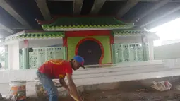 Pekerja menyelesaikan pembangunan musala Babah Alun di Jalan Gang 12, Papanggo, Jakarta Utara, Rabu (25/4). Rencananya musala ini akan rampung sebelum bulan ramadan. (Merdeka.com/Imam Buhori)