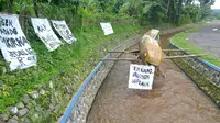 Warga memprotes keruhnya Sungai Prukut pada musim penghujan lalu. (Foto: Liputan6.com/Muhamad Ridlo).
