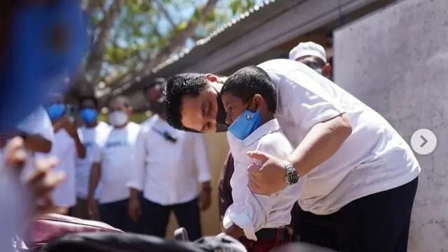 Menteri BUMN Erick Thohir bertemu dengan murid dan guru SDN 1 Desa Komodo. instagram @erickthohir