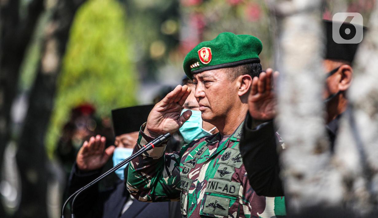 KSAD Jenderal Andika Perkasa memberi hormat saat pemakaman mantan KSAD Jenderal TNI (Purn) Pramono Edhie Wibowo di Taman Makam Pahlawan Kalibata, Jakarta, Minggu (14/6/2020). Pemakaman Pramono Edhie Wibowo dilaksanakan secara militer. (Liputan6.com/Faizal Fanani)