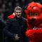 Ole Gunnar Solskjaer bersama maskot Manchester United. (AFP/Andrew Yates)