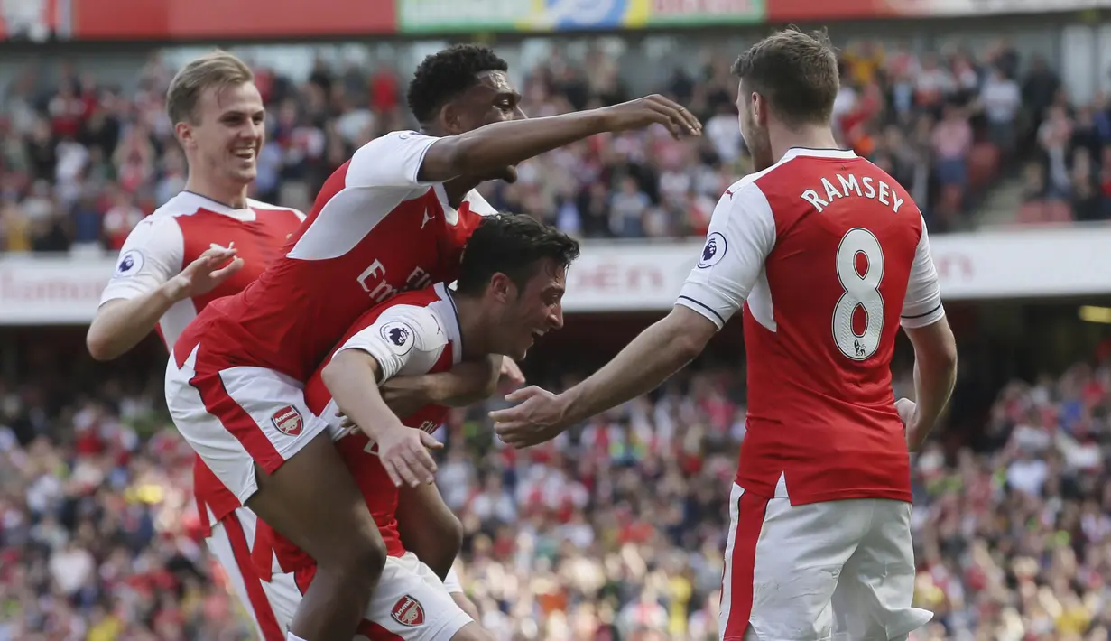 Para pemain merayakan gol yang dicetak oleh gelandang Arsenal, Aaron Ramsey, ke gawang Everton pada laga Premier League, di Stadion Emirates, Minggu (21/5/2017).  Arsenal menang 3-1. (AP/Tim Ireland)