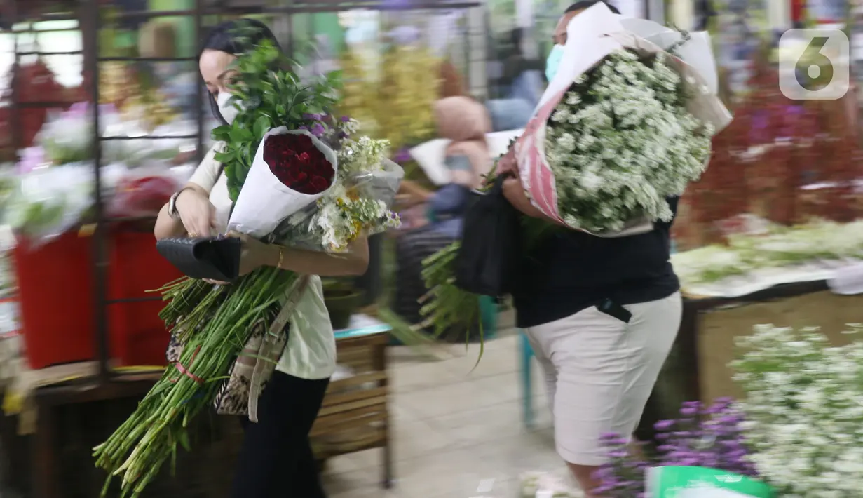 Warga membeli bunga potong untuk hiasan Lebaran di Rawa Belong, Jakarta Barat, Rabu (12/5/2021). Menyambut Hari Raya Idul Fitri 1442 H, banyak warga memburu bunga potong untuk menghias rumah. (Liputan6.com/Angga Yuniar)