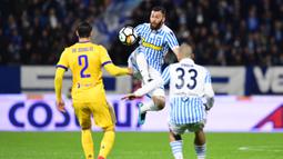 Kapten SPAL, Mirco Antenucci berusaha membuang bola saat melawan Juventus pada laga Serie A Italia di Stadion Paolo Mazza, Ferrara, Sabtu (17/3/2018). SPAL bermain imbang 0-0 dengan Juventus. (AFP/Miguel Medina)