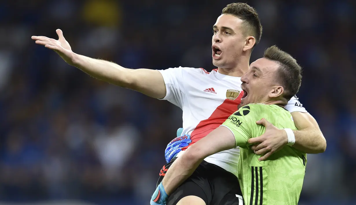 Pemain River Plate, Rafel Santos bersama Franco Armani, merayakan kemenangan atas Cruzeiro pada laga Copa Libertadores di Stadion Mineirao, Belo Horizonte, Selasa (30/7). River Plate lolos ke babak perempat final. (AFP/Douglas Magno)