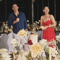 Tampak Nana mengenakan gaun merah spaghetti strap dengan bagian dada cukup terbuka. Dress tersebut memiliki model cut out di bagian perut dengan bagian bawah flowy.[@agungprastista]