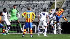 Edouardo Vargas menyundul bola untuk mencetak gol pada putaran leg pertama 32 besar Liga Eropa antara Dynamo Kyiv vs Valencia di Nicosia, Siprus pada 21 Februari 2014 (AFP/Sakis Savides). 