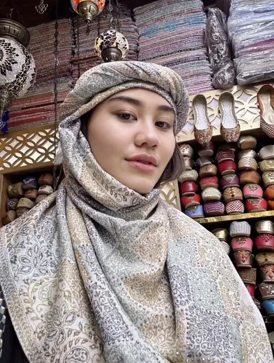 Aaliyah juga mencoba mengenakan kerudung yang di styling menjadi gaya hijab sorban ala Arab. Ia juga menampilkan wajah glowing natural dengan makeup minimal.  [@aaliyah.massaid]