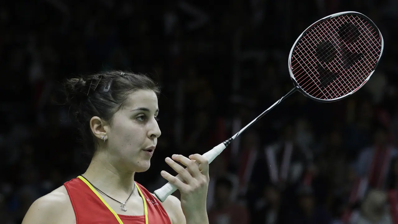 Tunggal putri Spanyol, Carolina Marin, meniup tangannya saat melawan tunggal Korsel. (Bola.com/M. Iqbal Ichsan)