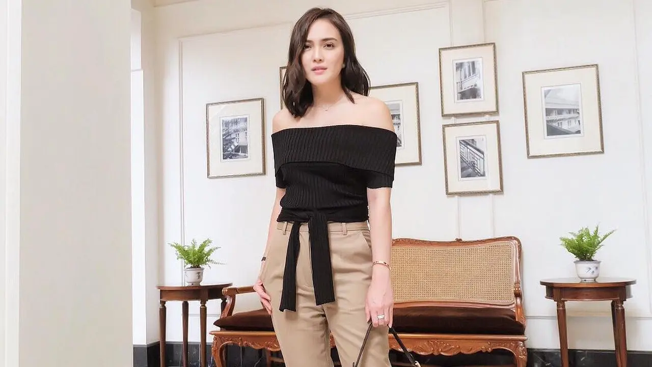 3 Gaya Casual Chic Shandy Aulia dalam Balutan Atasan Hitam