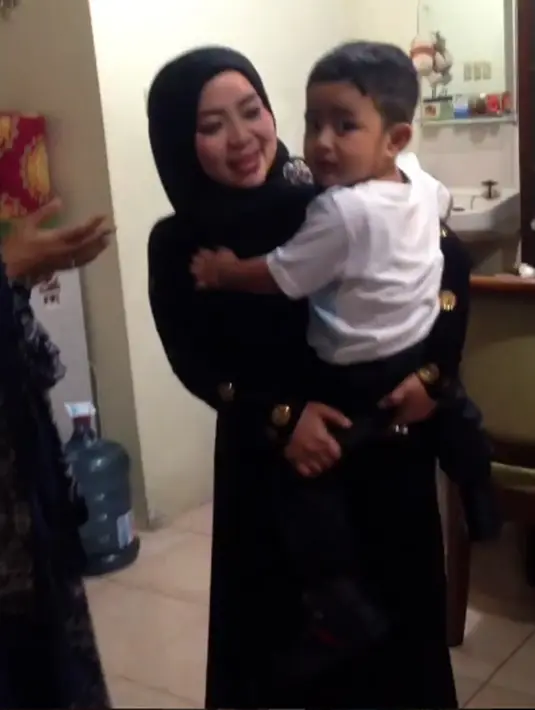 Suasana haru dan keceriaan begitu terlihat melalui video yang beredar. Kebahagiaan Nassar begitu terlihat saat anak dan mantan istrinya mengunjungi rumah orangtua Nassar di Bandung, Jawa Barat. (Instagram/kingnassar88)