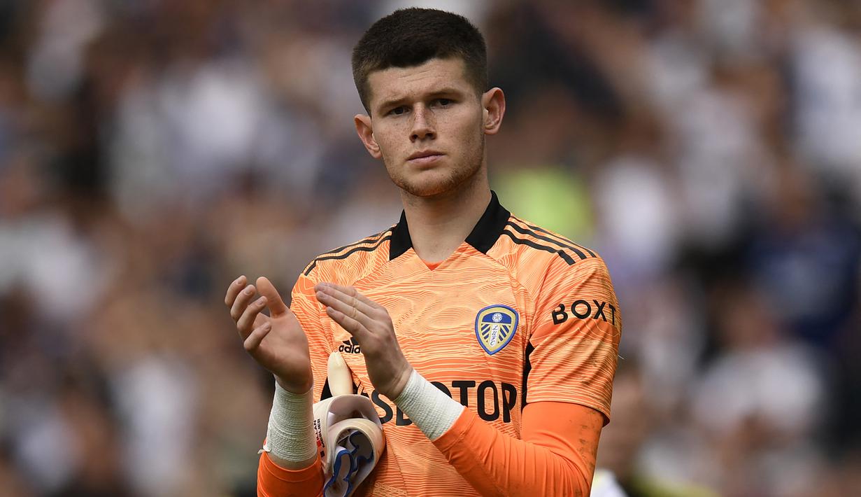 Illan Meslier. Kiper Leeds United asal Prancis berusia 22 tahun ini menjadi kiper dengan jumlah kebobolan terbanyak di liga-liga top Eropa musim 2021/2022 dengan total kebobolan sebanyak 78 gol meski mampu membuat 143 saves, terbanyak dari seluruh kiper di Premier League. Jumlah tersebut didapat dari 38 laga di Liga Inggris, alias ia tampil dalam seluruh laga. Dari 38 laga, hanya sekali ia tidak bermain penuh, yaitu di pekan ke-30 saat bertandang ke Wolverhampton. Ia digantikan di menit ke-55 dalam laga yang dimenangi Leeds United dengan skor 3-2. Meski kebobolan 78 gol, ia mampu melakukan clean sheet sebanyak 5 kali. (AFP/Oli Scarff)