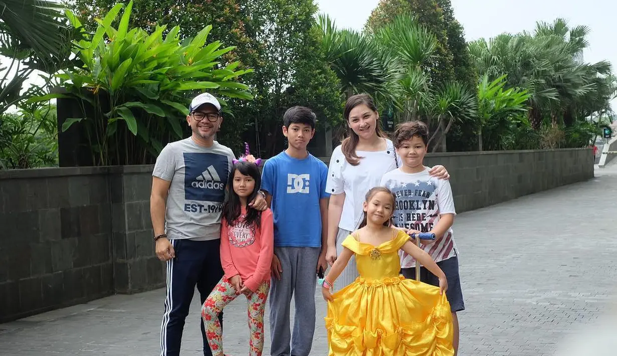 "Seperti aku tadi sudah mengajak anak keliling sekolah ini. Seru dan senang banget. Apalagi, tadi anak aku lihat kura-kura dan kelinci, ada banyak hal yang di dapat dari sini," ujar Mona Ratuliu beberapa waktu lalu. (Instagram/indrabrasco)