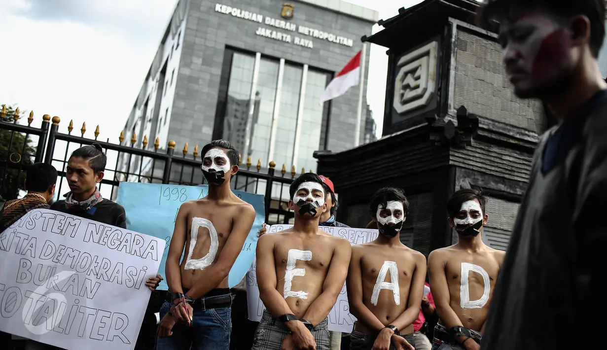 Sebuah poster berisi tuntutan dibawa oleh massa yang tergabung dalam Aksi Solidaritas Mahasiswa di depan Gedung Polda Metro Jaya, Jakarta, Jumat (9/12). Mereka menuntut agar para tersangka dugaan makar dibebaskan. (Liputan6.com/Faizal Fanani)