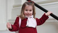Dalam foto yang diabadikan Kate Middleton, Putri Charlotte bersiap menjalani hari pertama sekolah untuk anak usia dini di Willcocks Nursery School, London, Senin (8/1). Wajah Putri Charlotte tampak ceria dan penuh senyum. (Duchess of Cambridge via AP)