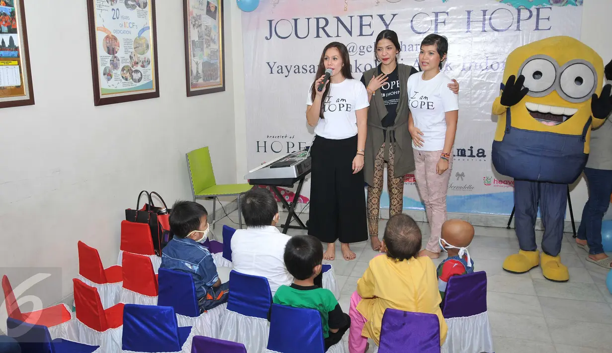 Wulan Guritno memberi motivasi saat mengunjungi rumah singgah penderita kanker Griya YOAI, Jakarta, Selasa (1/12/2015). Wulan Guritno dkk menghibur anak-anak penderita kanker untuk membangkitkan harapan dan semangat. (Liputan6.com/Gempur M Surya)