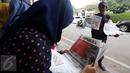 Warga membaca Koran hari ini di Jakarta, Rabu (10/5). Vonis Hakim terhadap Basuki Tjahaja Purnama (Ahok) kemarin membuat Sejumlah koran Nasional menjadikan berita Ahok halaman depan. (Liputan6.com/Johan Tallo)