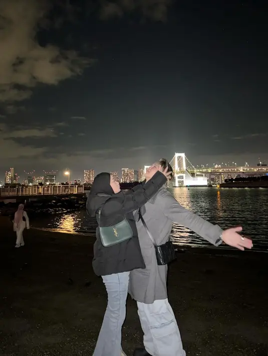 Kali ini, Dinda tampil kece dengan padu padan blazer dan celana jeans, sedangkan Rey dengan long coat abu-abu dan celana jeans. [@dindahw]