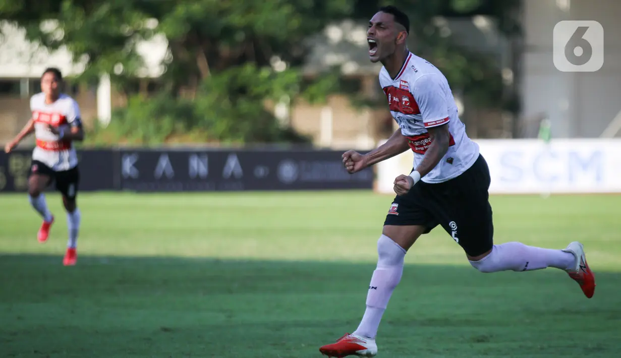 Bek Madura United, Jaimerson Xavier merayakan gol kemenangan timnya ke gawang PSS Sleman saat laga pekan keempat BRI Liga 1 2021/2022 di Stadion Madya, Jakarta, Sabtu (25/09/2021). Madura United memetik hasil positif perdana dengan membungkam PSS Sleman 1-0. (Bola.com/Bagaskara Lazuardi)