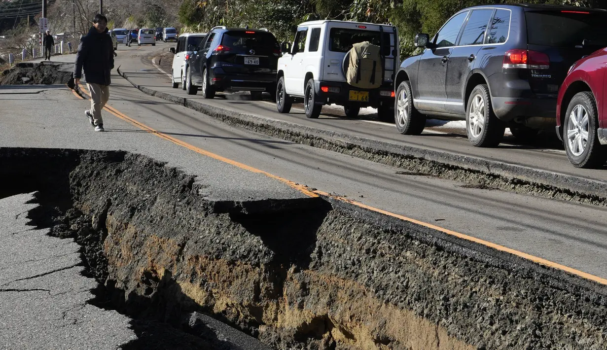 Gempa besar yang mengguncang wilayah prefektur Ishikawa dan sekitarnya di Jepang, pada Senin (1/1/2024) menyebabkan kerusakan yang parah.  (AP Photo/Hiro Komae)