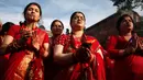 Para wanita Nepal berdoa saat festival Teej di Kathmandu, Nepal, Kamis (24/8). Warna merah dalam festival ini diambil dari makna kata ‘Teej’ yang berarti serangga merah kecil yang keluar dari tanah saat musim hujan. (Niranjan Shrestha/AP)