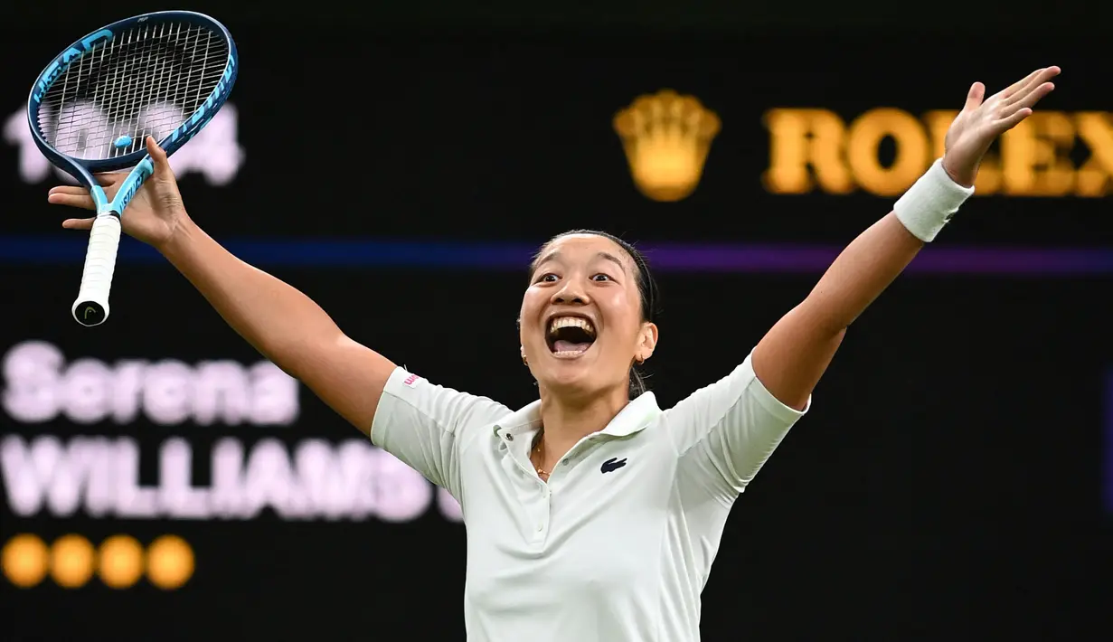 Petenis tunggal putri asal Prancis, Harmony Tan berhasil mengalahkan petenis unggulan Amerika Serikat, Serena Williams pada putaran pertama Wimbledon 2022, Rabu (29/06/2022). (AFP/Glyn Kirk)