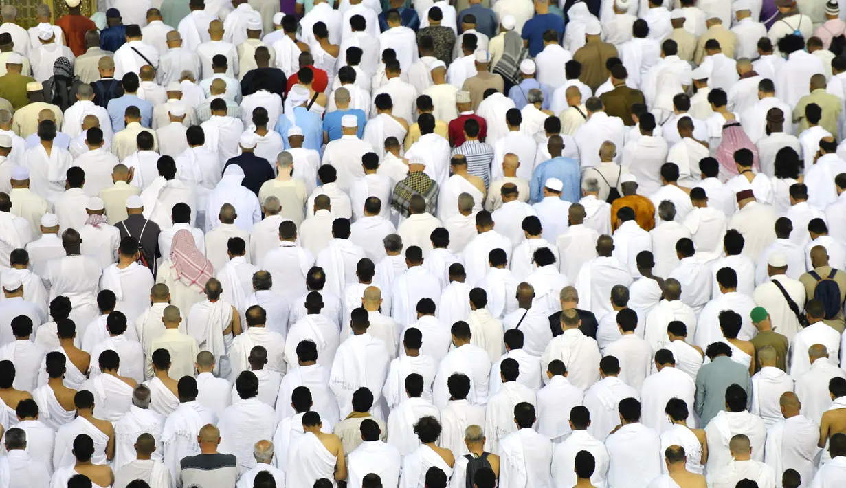 Ribuan umat muslim dari penjuru dunia melaksanakan salat di Masjidil Haram, Makkah, Arab Saudi pada Minggu (26/5/2019). Ramadan adalah bulan istimewa bagi umat Islam, banyak orang berlomba–lomba melakukan amalan ibadah sebanyak–sebanyaknya salah satunya  umrah. (REUTERS/Waleed Ali)