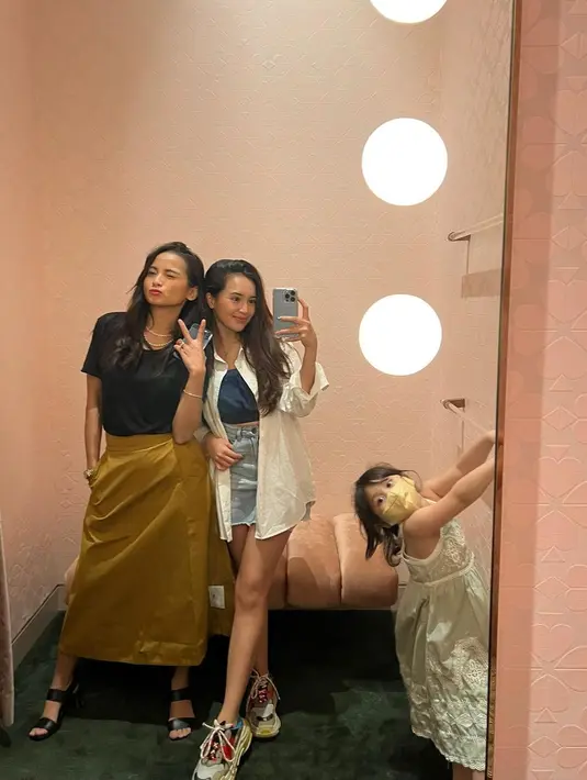 Acha Septriasa, Beby Tsabina dan Brie tampak melakukan mirror selfie atau swafoto di depan cermin. Ketiganya bergaya dengan pose masing-masing. (Foto: instagram.com/@bebytsabina)