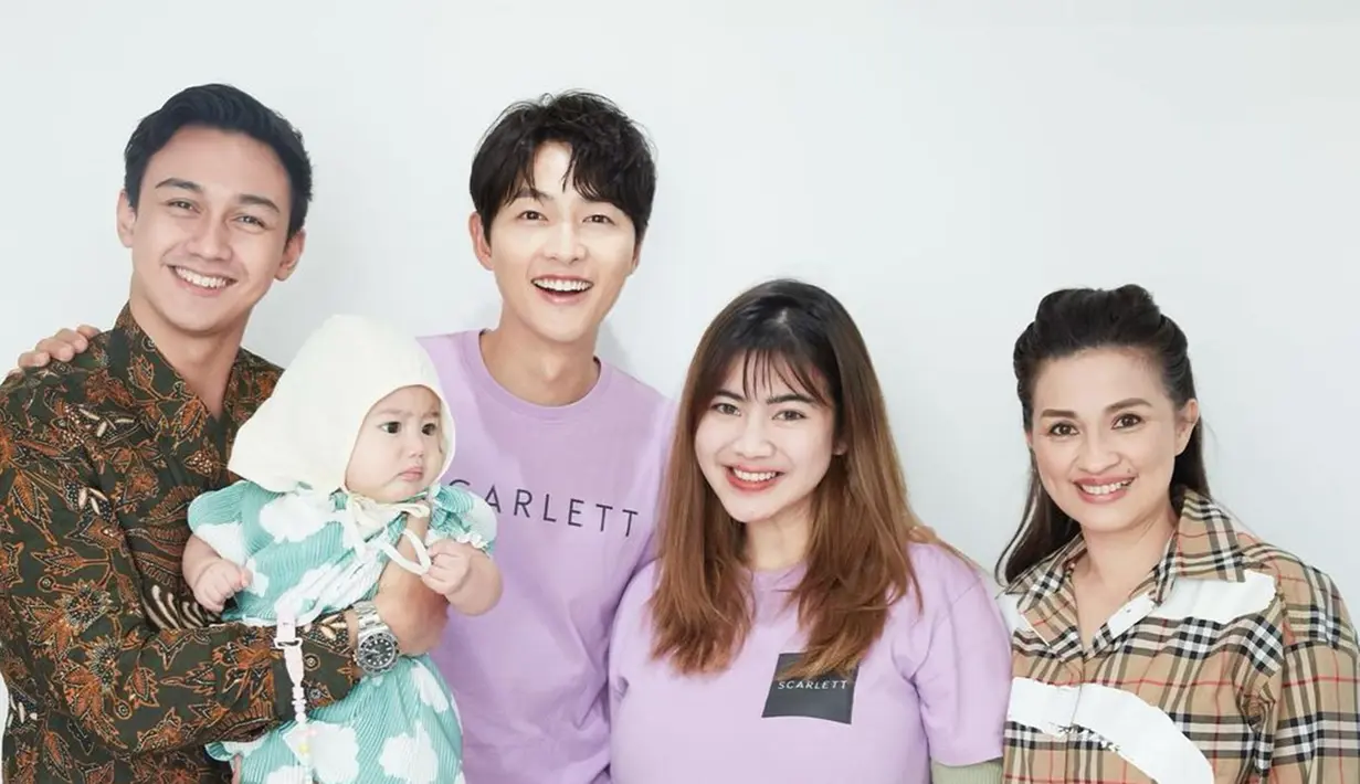 Liburan sekaligus babymoon ke Korea Selatan, dalam kesempatan ini Felicya Angelista dan Caesar Hito juga bertemu dengan Song Joong Ki. Dikenal sebagai sosok yang humble dan ramah, aktor Korea Selatan yang awali karier tahun 2008 itu terlihat sudah sangat dekat dengan Feli dan Caesar Hito. Dirangkul Song Joong Ki, kebersamaan Feli dan bintang film Space Sweepers itu bikin iri. (Liputan6.com/IG/@felicyangelista_)