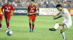 Sepanjang karir profesionalnya, Ali Daei mencatat rekor 109 gol dalam 145 pertandingan dan baru saja rekornya tersebut disamai oleh Cristiano Ronaldo yang mencatat 178 pertandingan untuk membukukan rekor 109 gol di laga internasional. (Foto: AFP/Peter Parks)