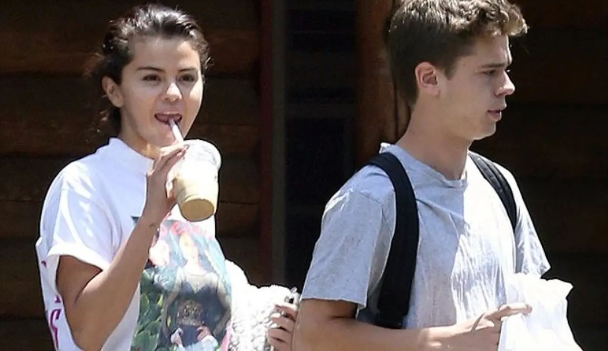 "Mereka hanyalah teman. Keduanya tak berkencan," ujar sumber itu. (news24feed)