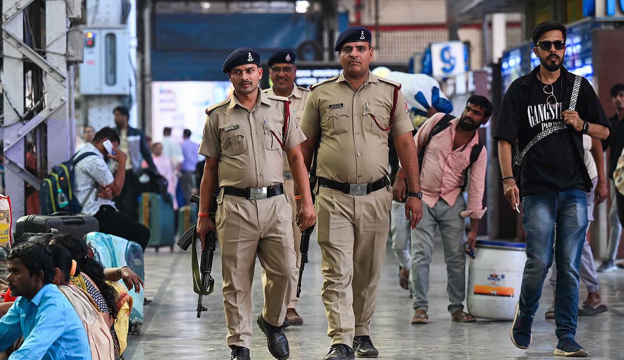 Narendra Modi juga menegaskan bahwa lembaga investigasi akan mengusut tuntas konspirasi tersebut. Tampak dalam foto, petugas kepolisian melakukan patroli di Stasiun Kereta Api Chhatrapati Shivaji Terminus (CST) di Mumbai pada 11 November 2025. (Punit PARANJPE/AFP)