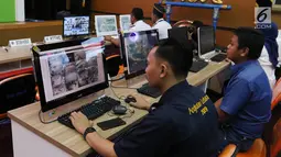 Petugas memantau CCTV jalur mudik di Posko Tingkat Nasional Angkutan Lebaran Terpadu 2019, Kantor Kemenhub, Jakarta, Selasa (28/5/2019). Posko tersebut diselenggarakan untuk memudahkan koordinasi antarinstansi dalam memantau arus mudik dan arus balik. (Liputan6.com/Angga Yuniar)
