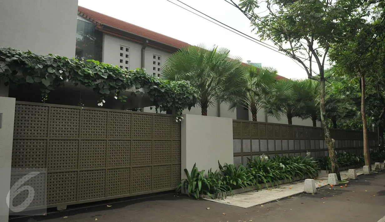 Kondisi rumah mewah Sekjen Mahkamah Agung (MA) Nurhadi di Jalan Hang Lekir V, Kebayoran Baru, Jakarta, usai digeledah oleh KPK, Kamis (21/4). Penggeledahan terkait OTT KPK terhadap panitera PN Jakpus, Edy Nasution. (Liputan6.com/Gempur M Surya)