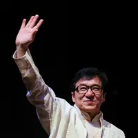 Jika pernah melihat film ‘Police Story’, maka adegan pertarungan di mall saat akhir film adalah adegan yang membuat Jackie Chan hampir meregang nyawa. Ketika ia melompat ke tiang logam, ia mengalami retak tulang dan dislokai panggul. (Bintang/EPA)