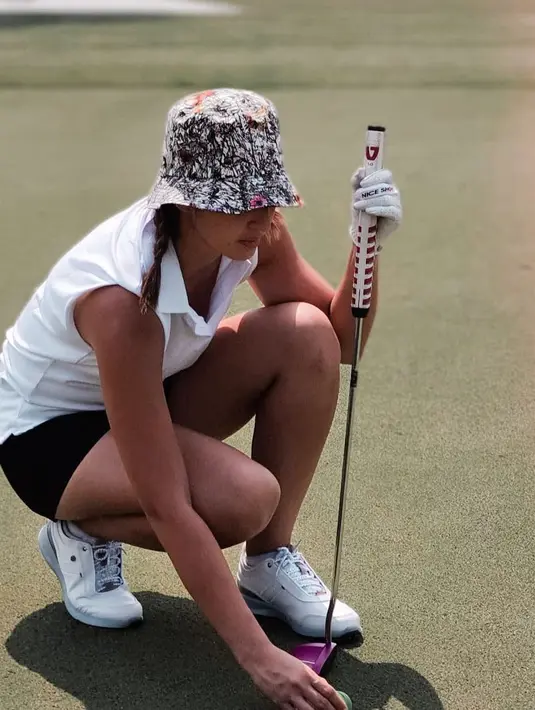 Bahkan untuk main golf sekalipun, bucket hat bisa memberikan fungsi dan juga gaya sekaligus kala berolahraga.  (Foto: Instagram/ Nia Ramadhani)