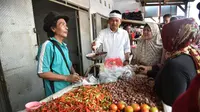 Dedi Mulyadi blusukan di pasar (Liputan6.com/Abramena).