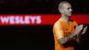 Pemain Belanda, Wesley Sneijder, memberika aplaus usai menjalani laga terakhir bersama timnas Belanda di Stadion Johan Cruijff, Amsterdam, Kamis (6/9/2018). Sneijder telah mencatatkan 134 penampilan dan menyumbang 31 gol. (AP/Peter Dejong)