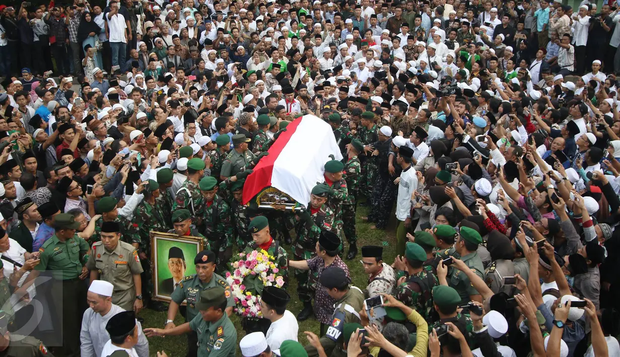 Pasukan tentara membawa jenazah tokoh PBNU KH Hasyim Muzadi ke pemakaman di Pondok Pesantren Al Hikam, Beji, Depok, Kamis (16/3). KH Hasyim mengembuskan napas terakhir di Kota Malang sekitar pukul 06.15 WIB. (Liputan6.com/Immanuel Antonius)