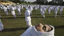 Para siswi pada sebuah sekolah di kota Srinagar, Kashmir melakukan gerakan yoga secara kolektif. (EPA/Farooq Khan)