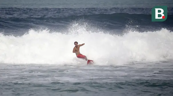 Atlet Timnas Surfing Indonesia, I Made Pajar Ariana, berlatih di Pantai Berawa, Kuta Utara, Selasa (15/9/2026), sebagai bagian dari persiapan menghadapi Asian Games 2026 di Aichi-Nagoya, Jepang. Pajar menjalani latihan untuk beradaptasi dengan berbagai kondisi ombak sebelum bertolak ke Jepang. (Bola.com/Alit Binawan)