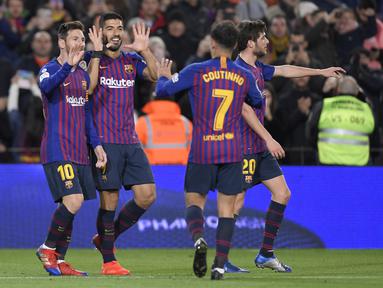 Pemain Barcelona merayakan gol pertama ke gawang Eibar pada laga lanjutan La Liga yang berlangsung di stadion Camp Nou,  Senin (14/1). Barcelona menang 1-0 atas Eibar (AFP/Lluis Gene)