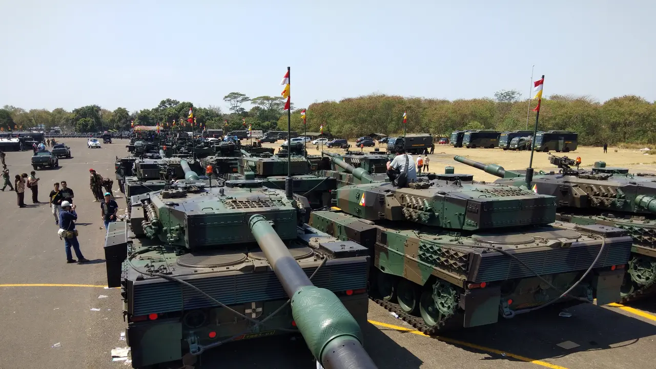 Alutsista milik TNI yang terpakir di Taxy Way Echo Lanud Halim Perdanakusuma, Jakarta Timur pada Sabtu (5/10/2019) menarik perhartian warga.